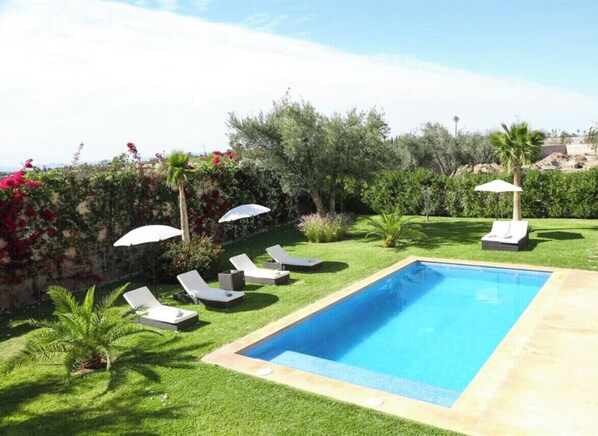 Alberca al aire libre y alberca climatizada