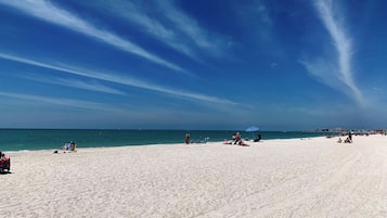 Beach nearby, sun loungers, beach towels
