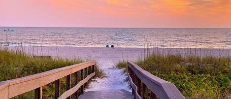 Plage à proximité, chaises longues, serviettes de plage