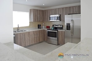 冰箱、微波炉、烤箱、炉灶