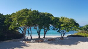 På stranden og solsenger