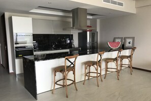 Kjøleskap, mikrobølgeovn, ovn og kokeplater