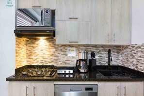 Kühlschrank, Mikrowelle, Herdplatte, Geschirrspüler