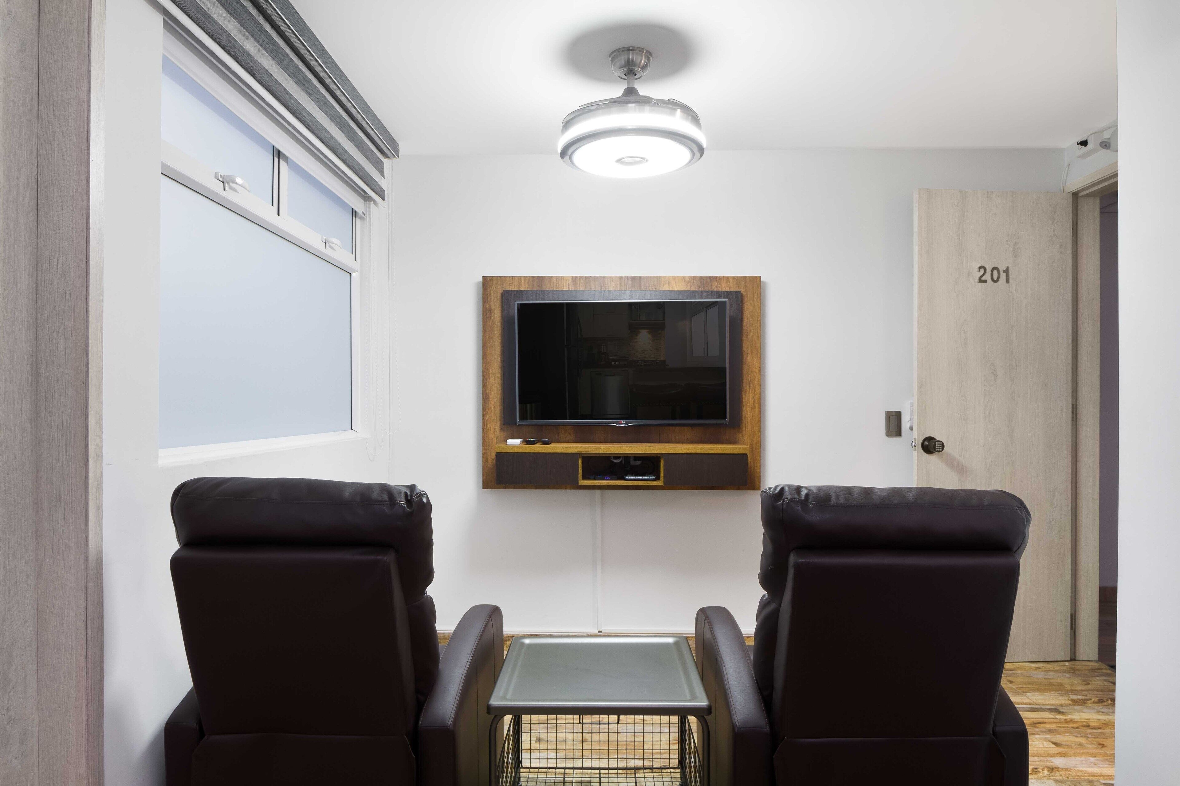 Balcón de dos habitaciones AC Bañera de hidromasaje Tiempo parcial Portero Poblado