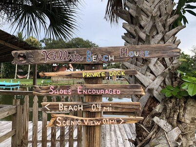 Waterfront Oasis: Pool + Dolphins & Manatees + Bikes + Walk to Beach!