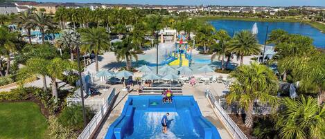 Una piscina al aire libre, una piscina climatizada