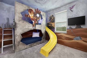 9 Schlafzimmer, Schreibtisch, Bügeleisen/Bügelbrett, Reisekinderbett