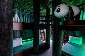 9 Schlafzimmer, Schreibtisch, Bügeleisen/Bügelbrett, Reisekinderbett