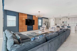 Smart-TV, Videospiele, Tischfußball, Tischtennisplatte