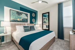 9 Schlafzimmer, Schreibtisch, Bügeleisen/Bügelbrett, Reisekinderbett