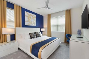 8 soverom, skrivebord, strykejern/-brett og reiseseng for barn