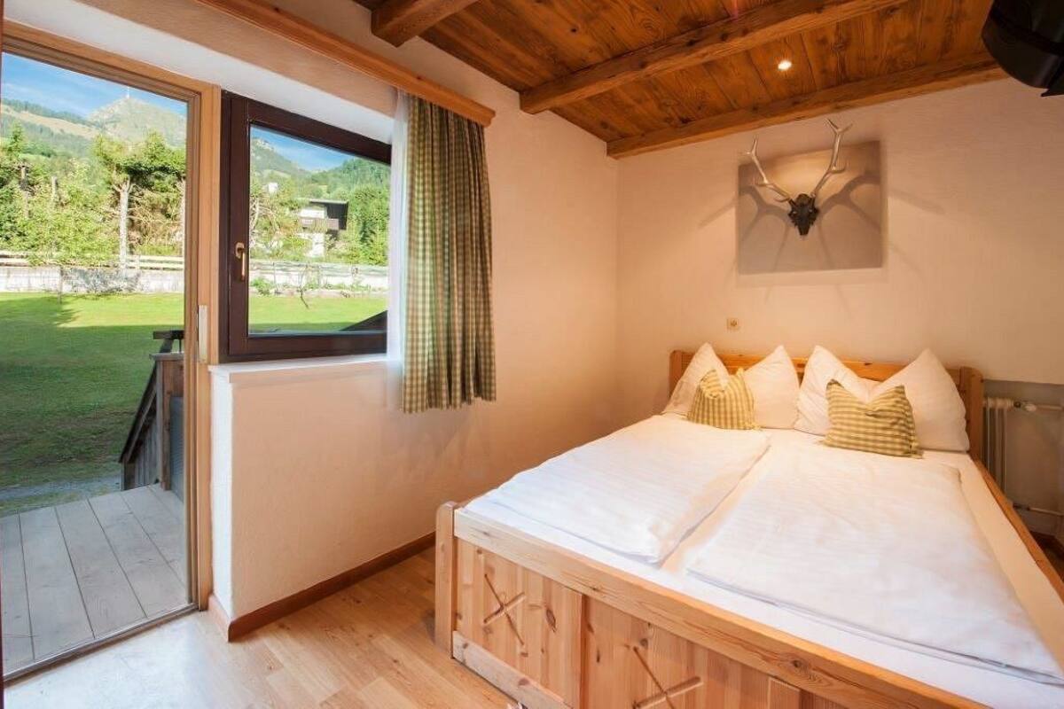 Cribs (free), WiFi (free), bed sheets
