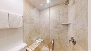 Combined shower/tub, hair dryer, towels