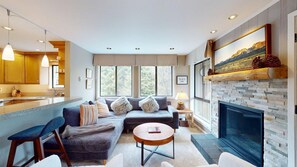 TV, fireplace - Cottonwood Condo 1413 - Remodeled Near Historic Sun Valley Lodge and Ice Rink (Sun Valley)