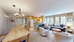 TV, fireplace - Cottonwood Condo 1413 - Remodeled Near Historic Sun Valley Lodge and Ice Rink (Sun Valley)