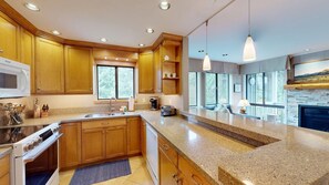 Fridge, microwave, oven, stovetop - Cottonwood Condo 1413 - Remodeled Near Historic Sun Valley Lodge and Ice Rink (Sun Valley)