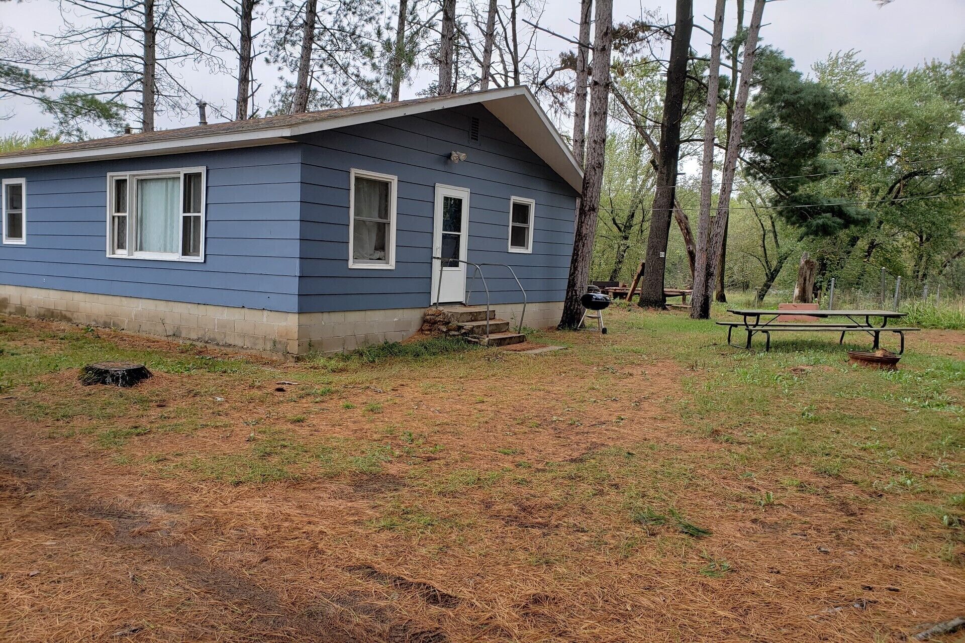 Private Cabin nestled in pines and a short walk to Wisconsin River on 72 acres