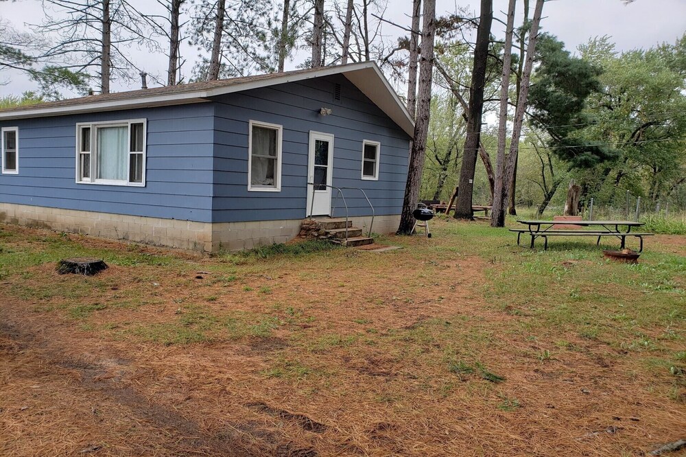 Private Cabin nestled in pines and a short walk to Wisconsin River on 72 acres