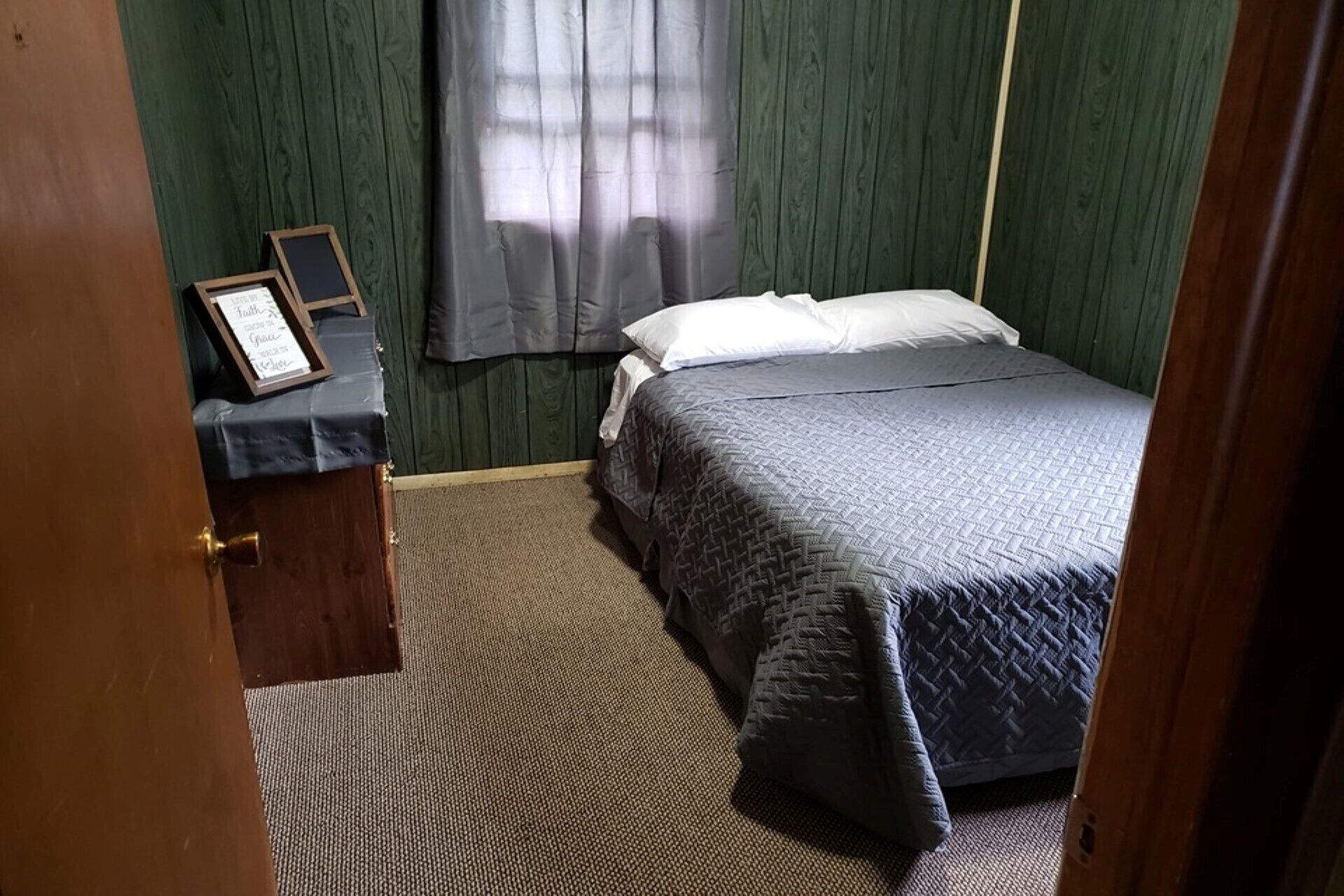 Private Cabin nestled in pines and a short walk to Wisconsin River on 72 acres