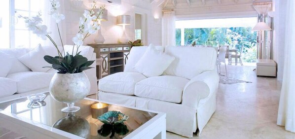 TV - Bluff Cottage (Holetown)