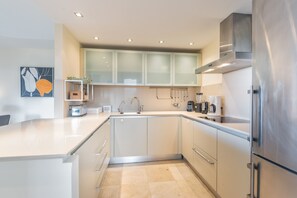 Kühlschrank, Mikrowelle, Ofen, Geschirrspüler