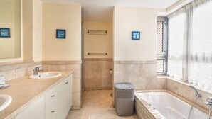 A modern bathroom with two sinks, a bathtub, and a shower. - Bahia - Beneharo 1.1 DELUXE SEA VIEW 2B (Arona)