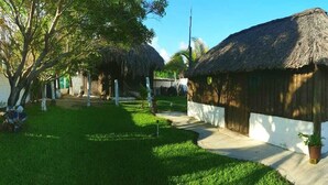 Premium bedding, minibar, free WiFi, individually decorated - Bungalows Las Brisas (Acapulco)
