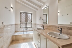 Suihku, hiustenkuivaaja, pyyhkeet