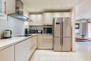 Réfrigérateur, four à micro-ondes, un four, lave-vaisselle