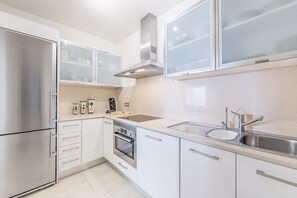 Fridge, oven, dishwasher, coffee/tea maker