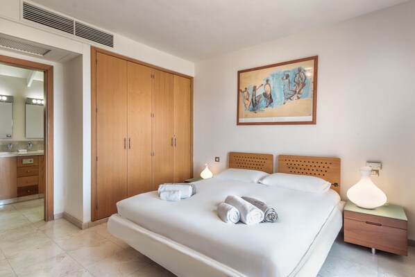 2 bedrooms, in-room safe, iron/ironing board, free WiFi