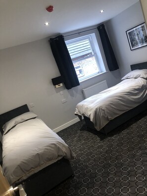 Kahden hengen huone | Yksilöllisesti sisustettu, yksilöllisesti kalustettu, työpöytä