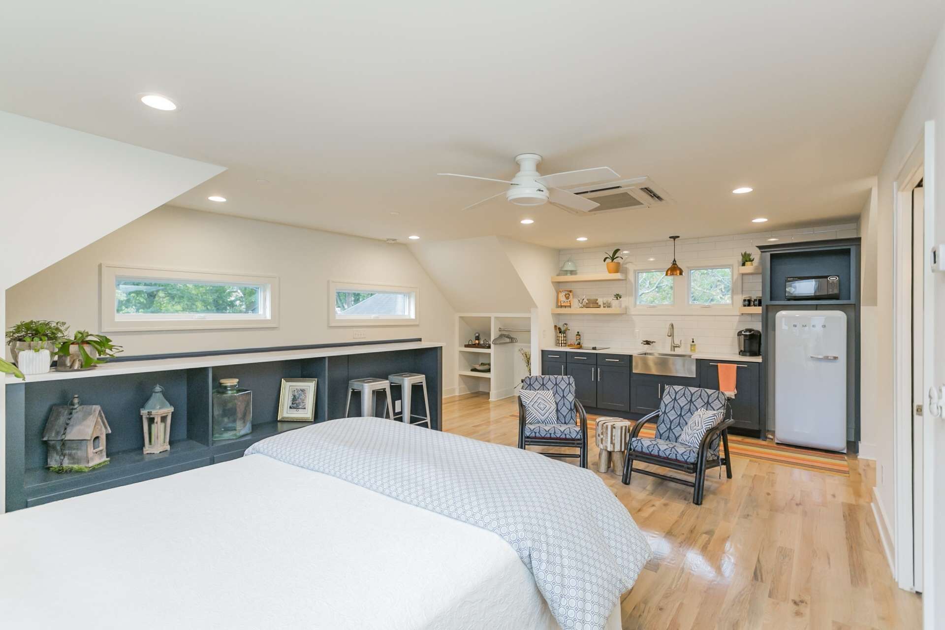 Calvin Garden Getaway ~ Trendy Area ~ Minutes to Downtown & Broadway ~ Easy Parking ~ Near 5-Points