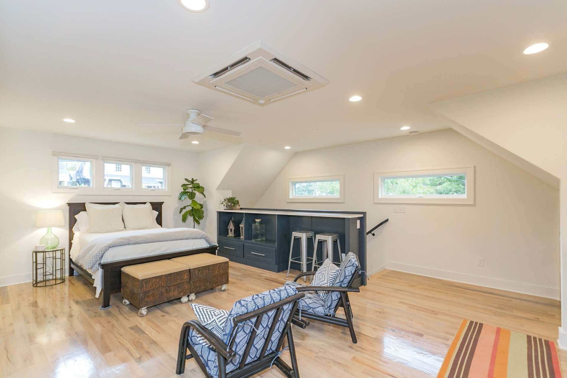 Calvin Garden Getaway ~ Trendy Area ~ Minutes to Downtown & Broadway ~ Easy Parking ~ Near 5-Points