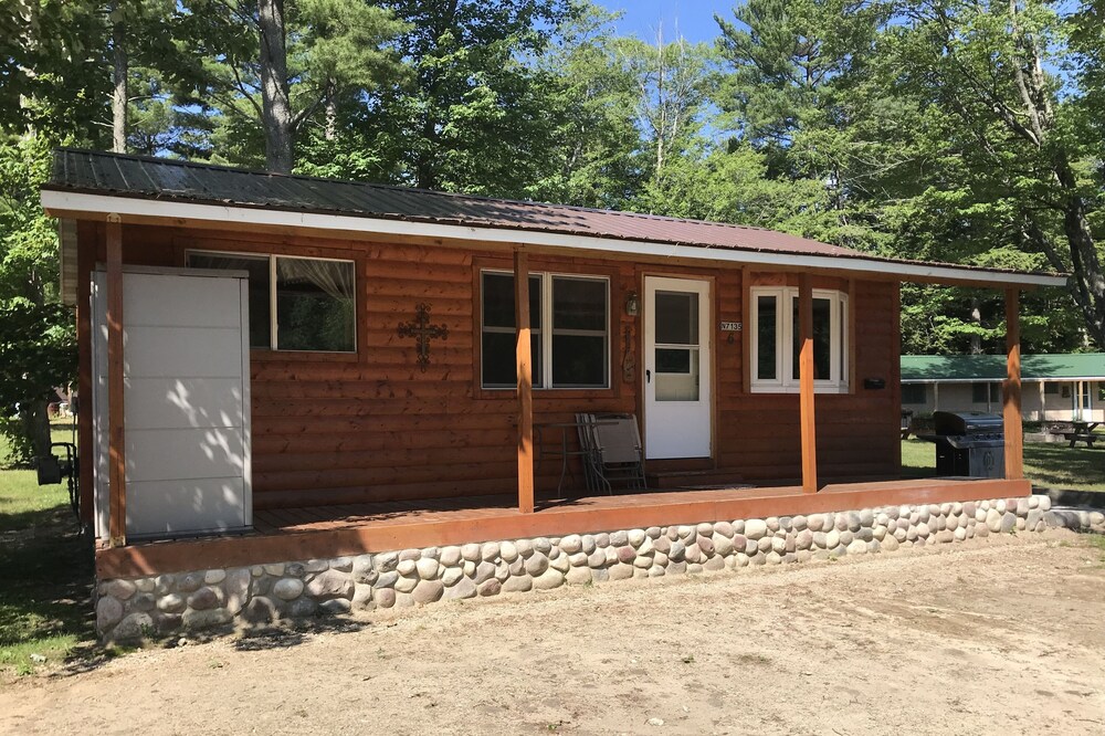Modern 2 Bedroom 1 Bath Just Steps From The Au Train River