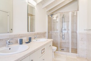 Shower, hair dryer, towels - Bahia - Romen 2.4 PENTHOUSE SEA VIEW & JACUZZI 3B (Arona)