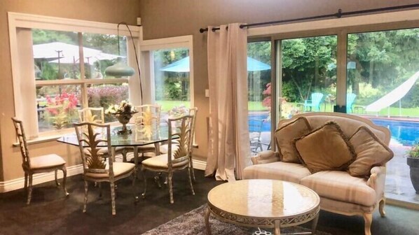 Grand Double Room | Living area - Cedar Manor Bed and Breakfast (Pitt Meadows)