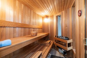 그랜드 더블룸 | 거실 공간 | 디지털 채널 시청이 가능한 42인치 스마트 TV, TV, 넷플릭스