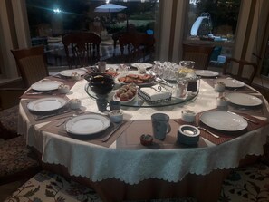 Free daily continental breakfast - Cedar Manor Bed and Breakfast (Pitt Meadows)