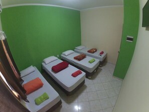 Habitación cuádruple básica, varias camas | Minibar, tabla de planchar con plancha, wifi gratis y ropa de cama 