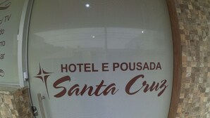 A sign for HOTEL E POUSADA Santa Cruz. - Hotel e Pousada Santa Cruz (Aparecida)