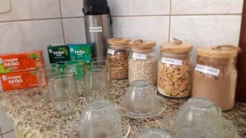Café da manhã com pratos da culinária local grátis todos os dias