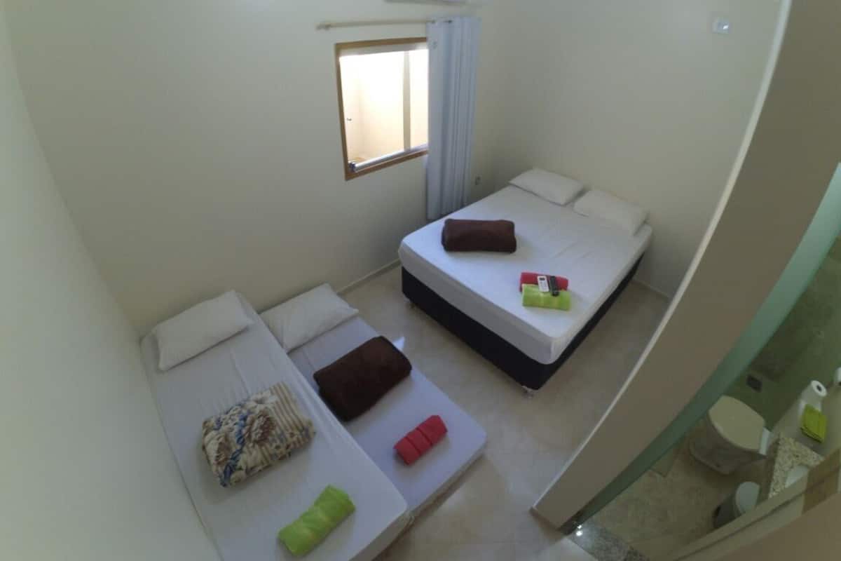 Chambre Quadruple, plusieurs lits | Minibar, fer et planche à repasser, Wi-Fi gratuit, draps fournis