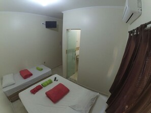 Basic Triple Room | Minibar, iron/ironing board, free WiFi, bed sheets - Hotel e Pousada Santa Cruz (Aparecida)