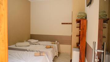 Minibar, tabla de planchar con plancha, wifi gratis y ropa de cama