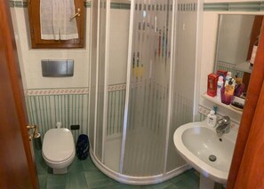 Douche, sèche-cheveux, serviettes fournies