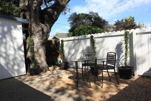 Outdoor dining - Vine Street Guest House is a Cozy Getaway! Minutes to Downtown! (Paso Robles)