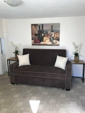 Living area - Vine Street Guest House is a Cozy Getaway! Minutes to Downtown! (Paso Robles)