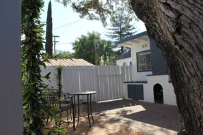 Outdoor dining - Vine Street Guest House is a Cozy Getaway! Minutes to Downtown! (Paso Robles)