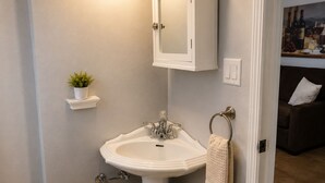 Tina con regadera, secadora de cabello, toallas